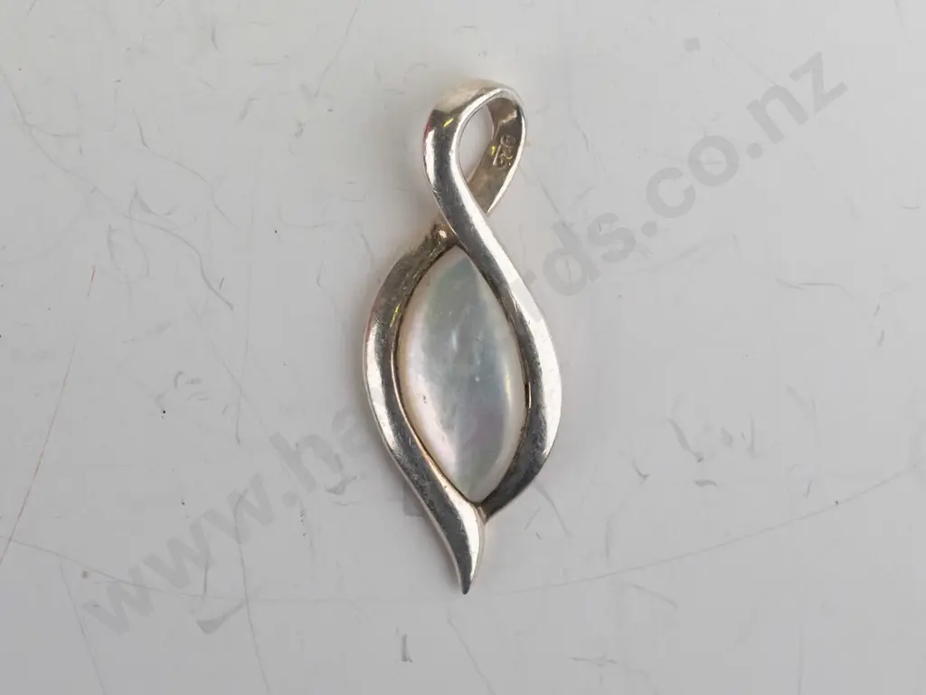 silver mother of pearl necklace stamped 925 no chain Image 1++
