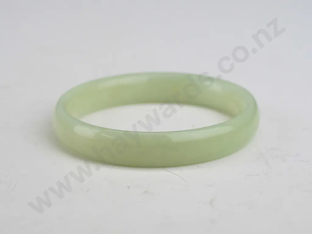 light coloured jade bangle in box Image 1++