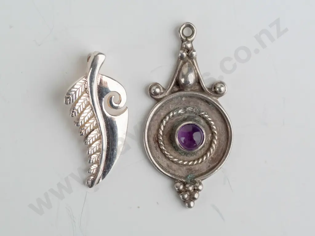 2 silver pendants no chains stamped 925 Image 1++