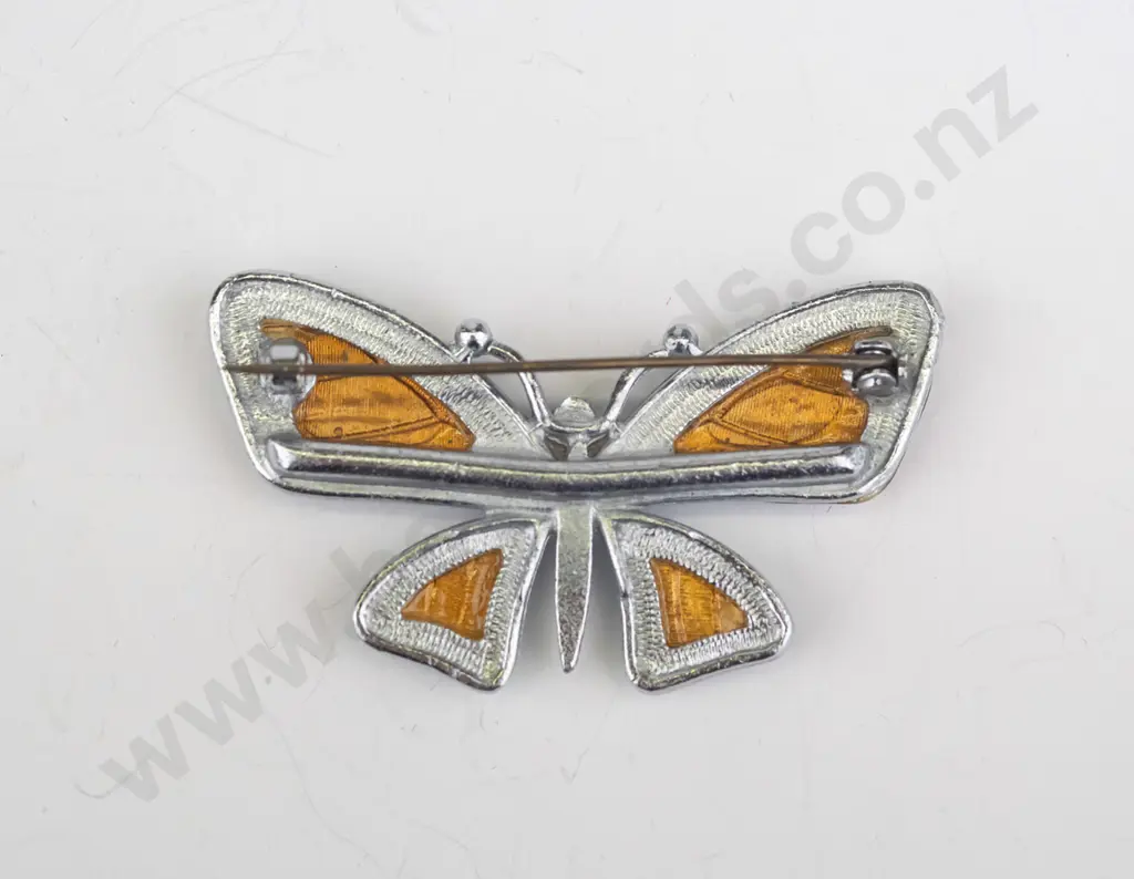 butterfly brooch with butterfly wings no mark Image 1++