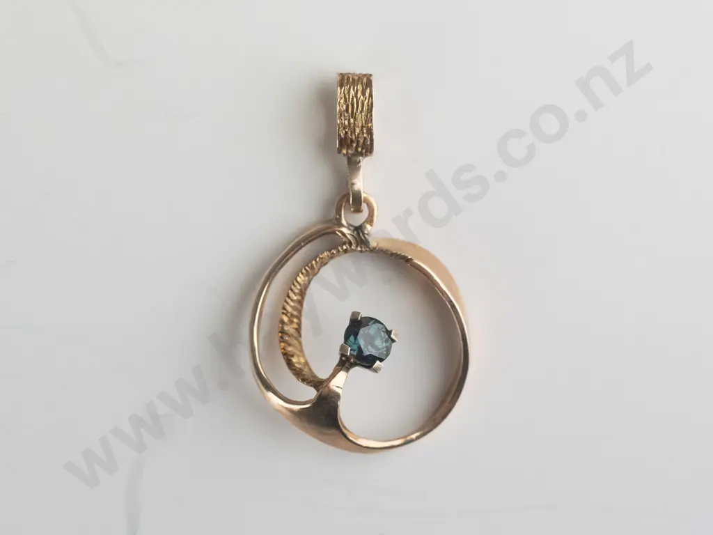 9ct double row circular pendant [no chain] with 4.5 round blue stone 3.8 grms Image 1++