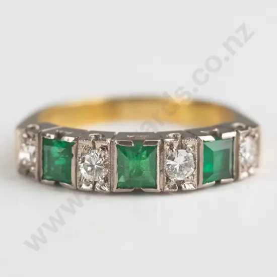 yellow gold ring with white gold bridge setting stamped 18ct 5.8grms greenstones [not tested] 4 diamonds 3.00 round