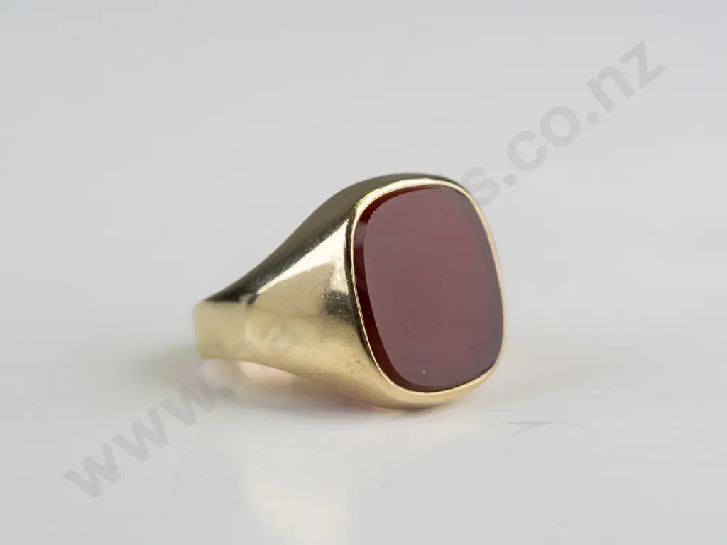 8ct gold signet ring 5.2 grms size T Image 1++