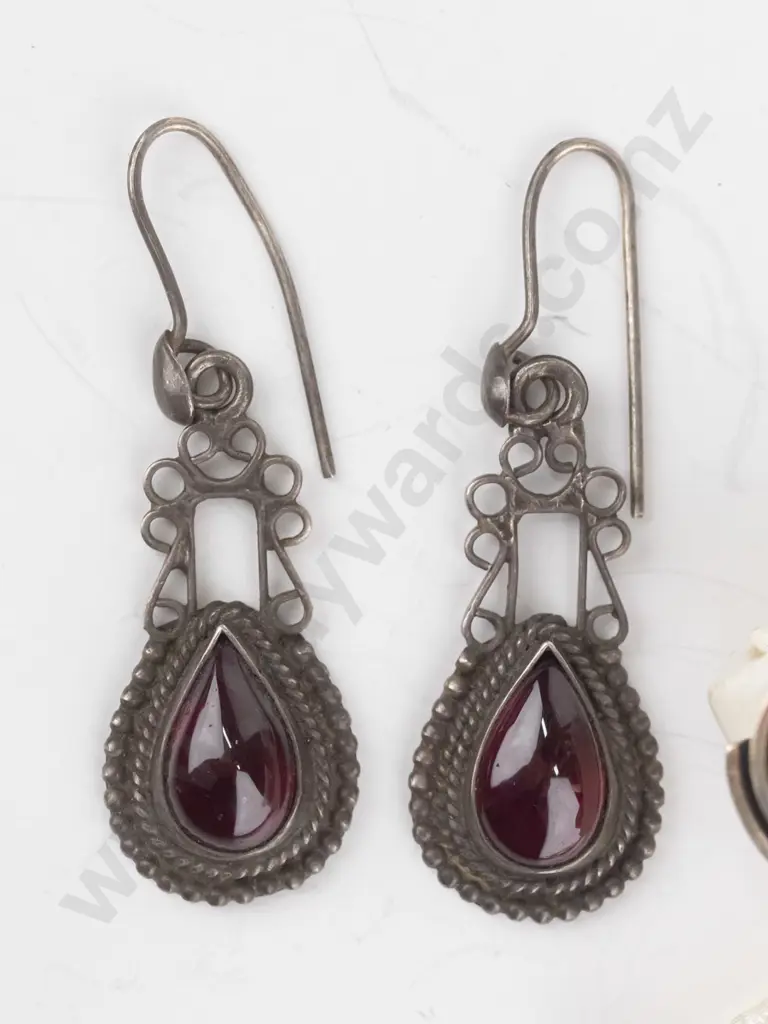 2 pairs of silver earrings both stamped 925 Image 1++