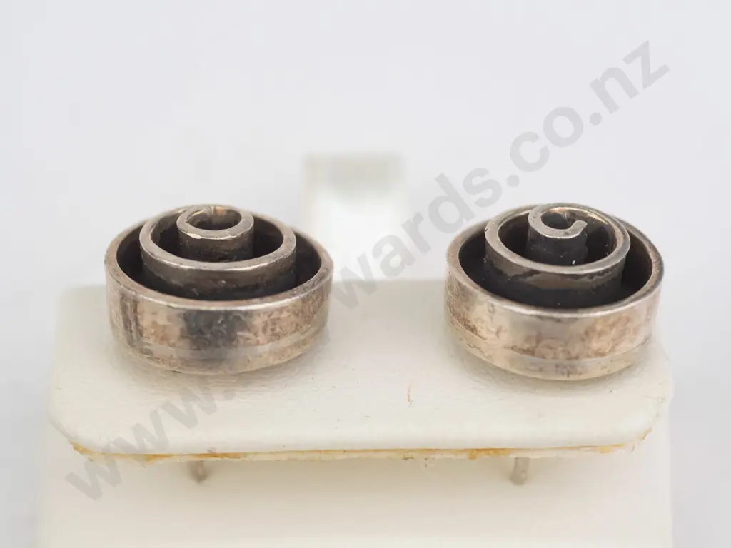 2 pairs of silver earrings both stamped 925 Image 1++