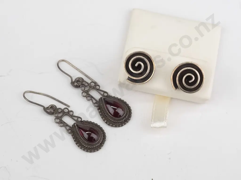 2 pairs of silver earrings both stamped 925 Image 1++