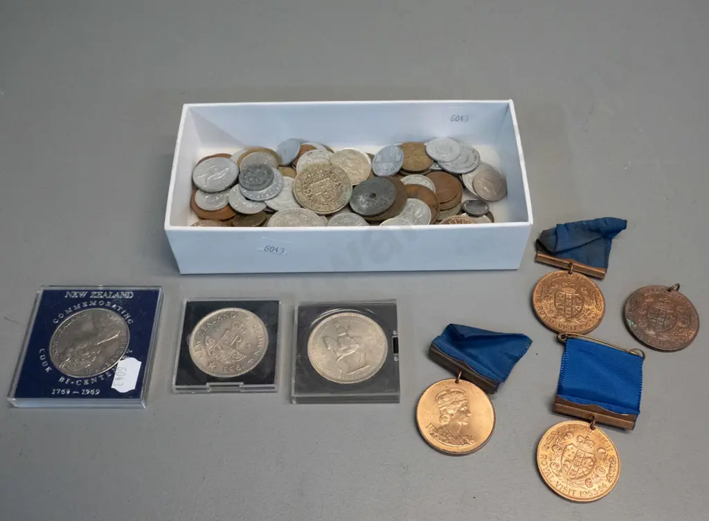 Four 1953/54 Elizabeth II NZ Royal Visit medallions, cased Cook commemorative dollar, 1953 NZ crown and assorted other Image 1++
