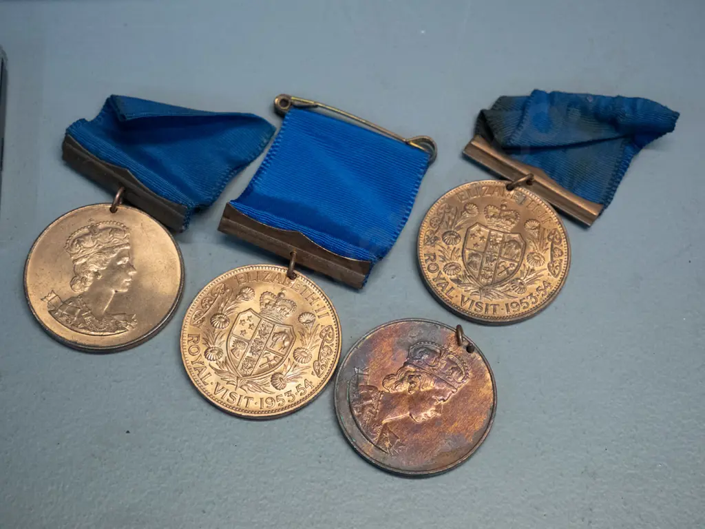 Four 1953/54 Elizabeth II NZ Royal Visit medallions, cased Cook commemorative dollar, 1953 NZ crown and assorted other Image 1++