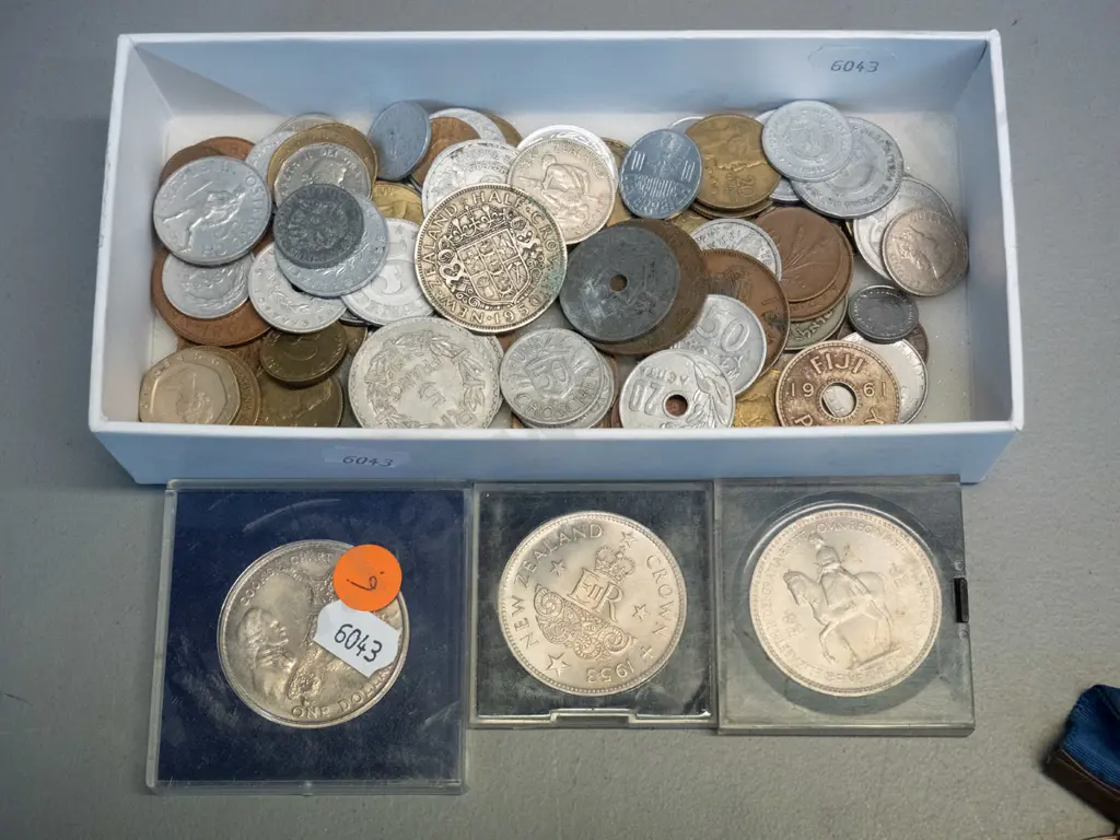 Four 1953/54 Elizabeth II NZ Royal Visit medallions, cased Cook commemorative dollar, 1953 NZ crown and assorted other Image 1++