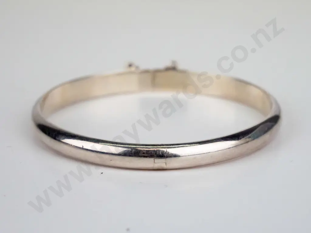 silver bangle with safety chain stamped 925 Image 1++