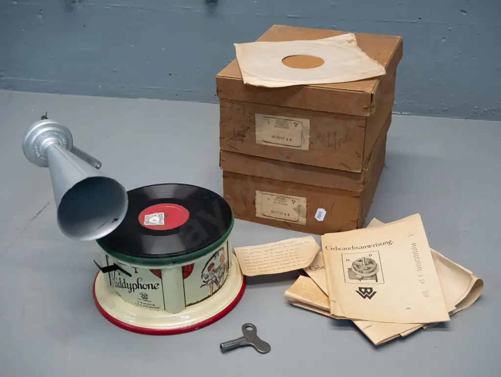 vintage Kiddyphone wind-up tin toy gramophone - Made in Germany, with winding key, record, paper packet with needles, Image 1++
