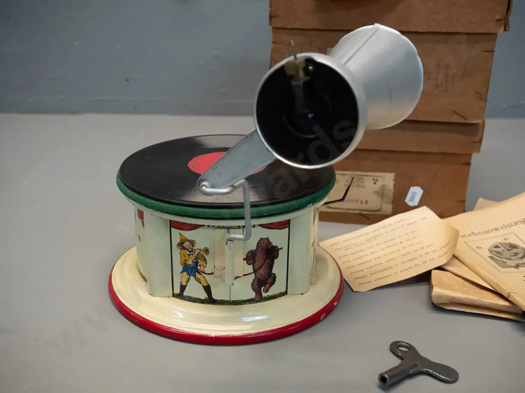 vintage Kiddyphone wind-up tin toy gramophone - Made in Germany, with winding key, record, paper packet with needles, Image 1++