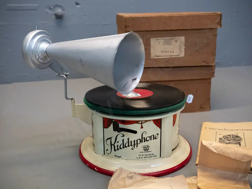vintage Kiddyphone wind-up tin toy gramophone - Made in Germany, with winding key, record, paper packet with needles, Image 1++