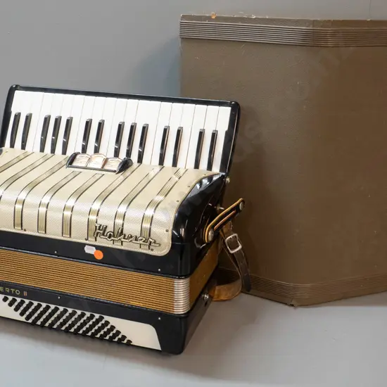 Hohner Concerto II piano accordion with hard case. Accordion W-400