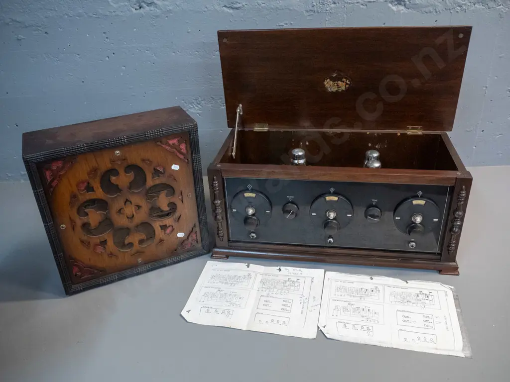 late 1920's vintage wood-cased, reconditioned, battery valve radio and speaker cabinet - Image 1++