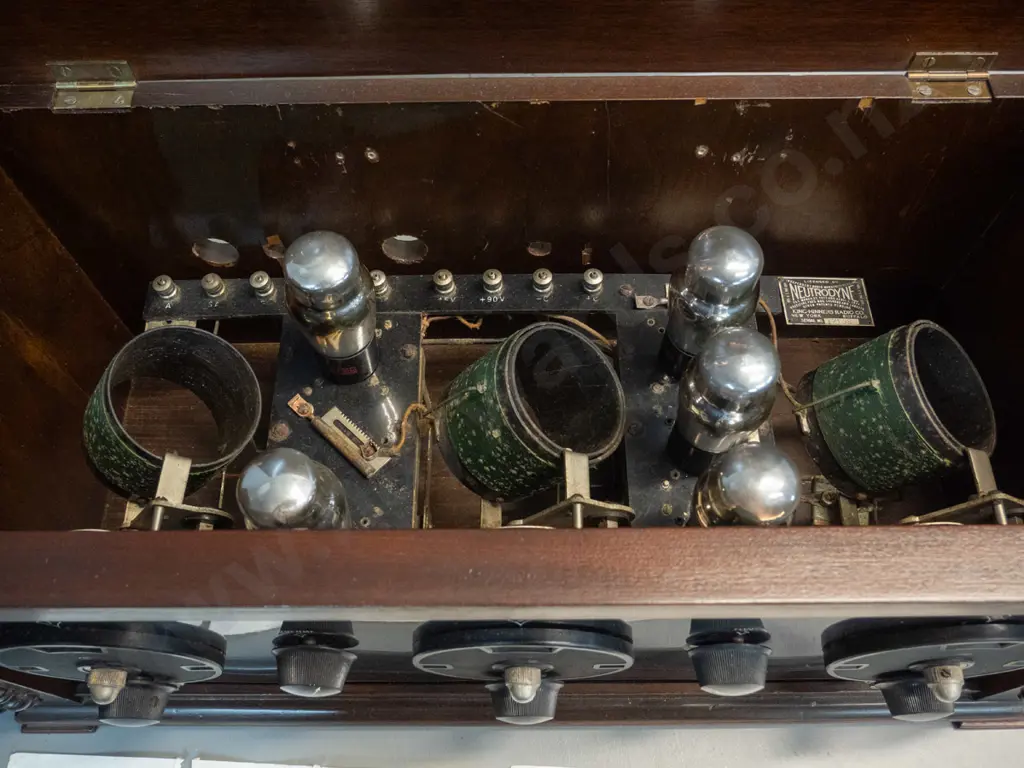 late 1920's vintage wood-cased, reconditioned, battery valve radio and speaker cabinet - Image 1++