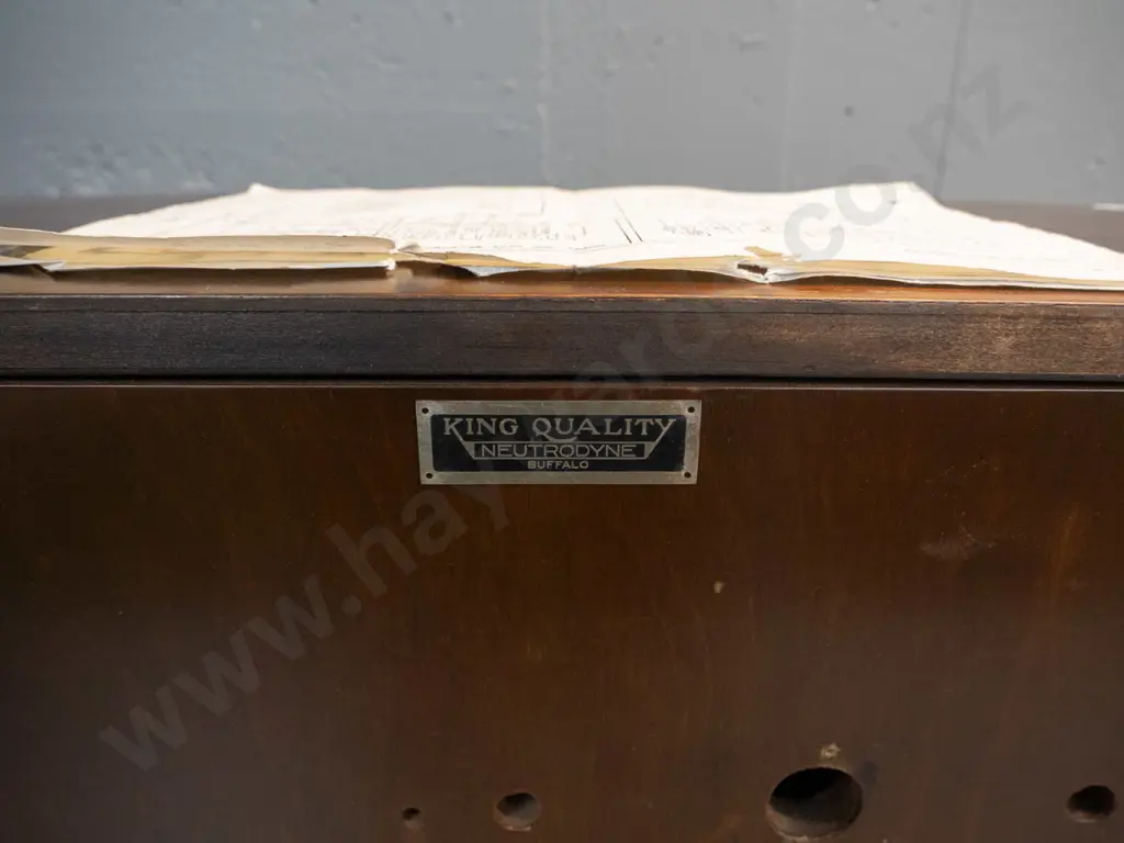 late 1920's vintage wood-cased, reconditioned, battery valve radio and speaker cabinet - Image 1++