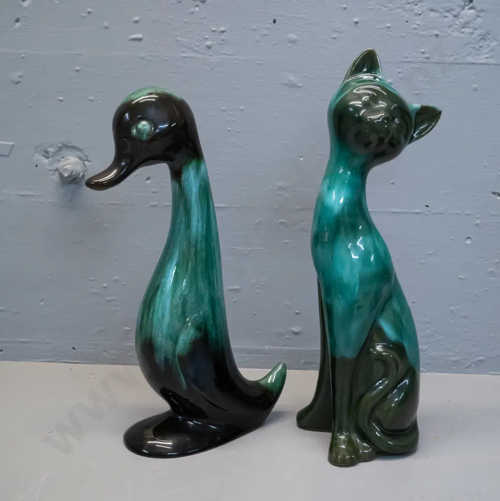 2 Blue Mountain Pottery figurines - cat H-320 and duck Image 1++