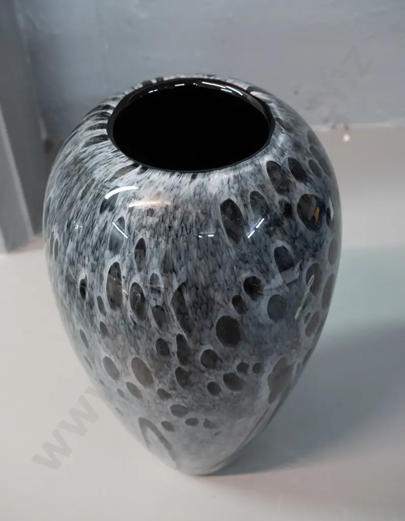 art glass vase - mottled and webbed white over black H-280 D-160 Image 1++