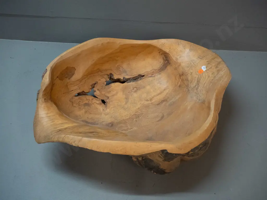 large carved timber bowl with Swiss maker's label - see photo. H-190 L-550 W-430 Image 1++