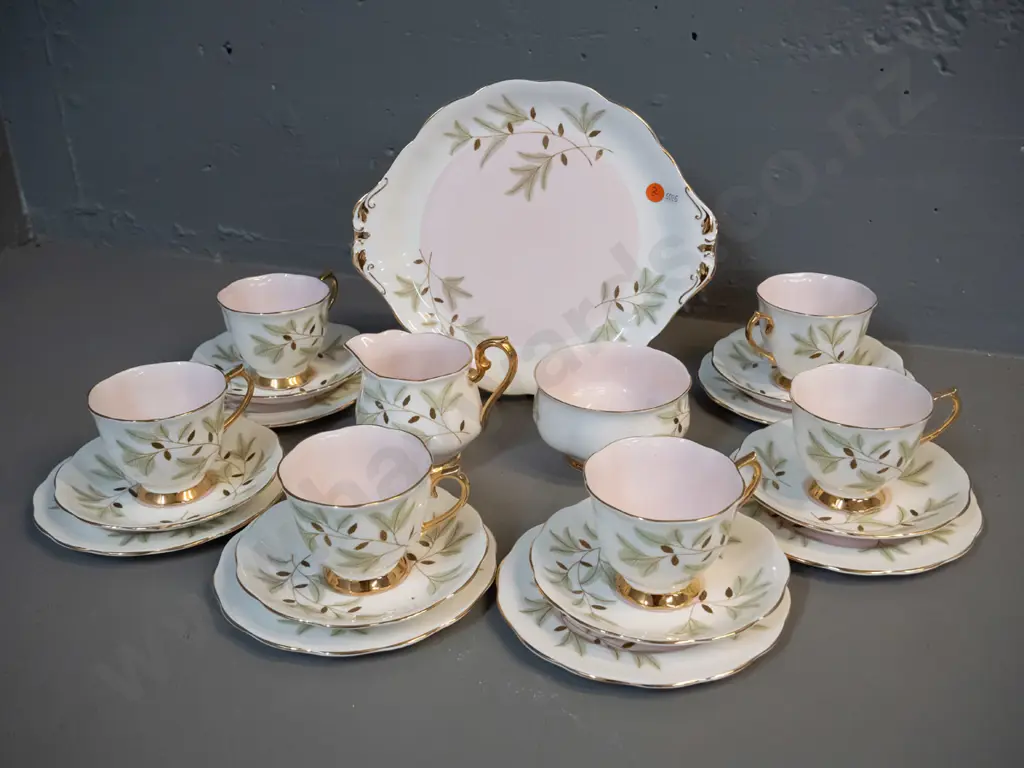 Royal Albert "Braemar" 21-piece tea set with cake plate Image 1++