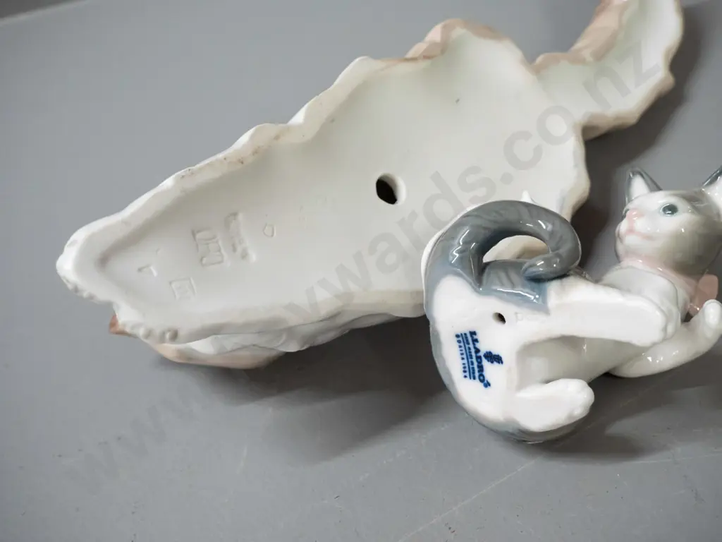 2 cat figurines - Lladro cat with mouse and Nao lying cat L-255 Image 1++