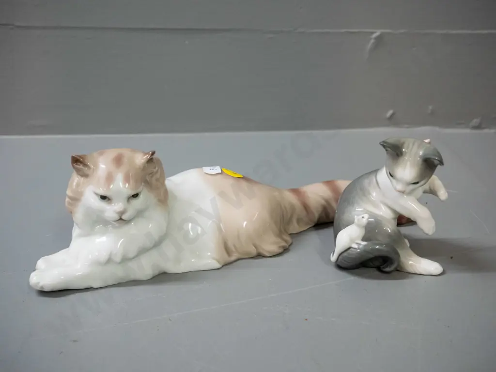 2 cat figurines - Lladro cat with mouse and Nao lying cat L-255 Image 1++