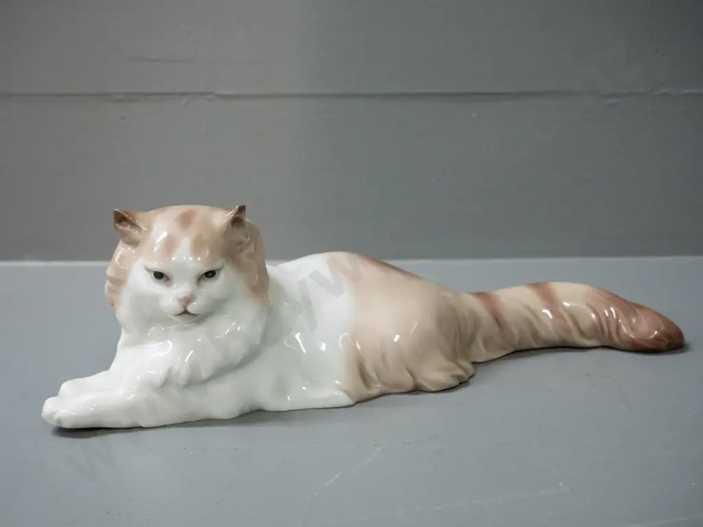 2 cat figurines - Lladro cat with mouse and Nao lying cat L-255 Image 1++