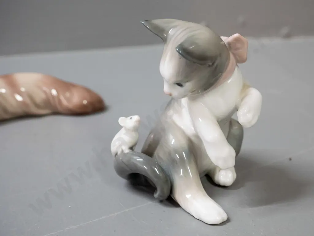 2 cat figurines - Lladro cat with mouse and Nao lying cat L-255 Image 1++