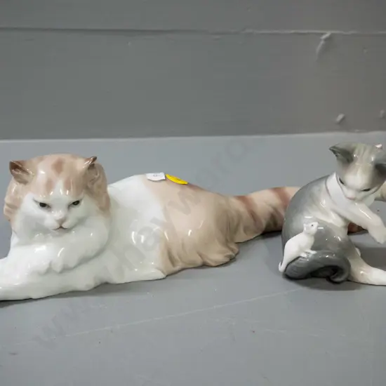 2 cat figurines - Lladro cat with mouse and Nao lying cat L-255