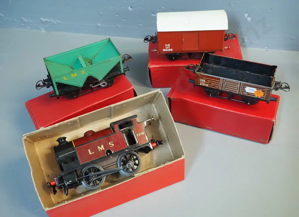 Hornby Gauge O model railway items - wind-up Tank Locomotive Type 101, plus sheet wagon, hopper wagon and No. 1 goods Image 1++