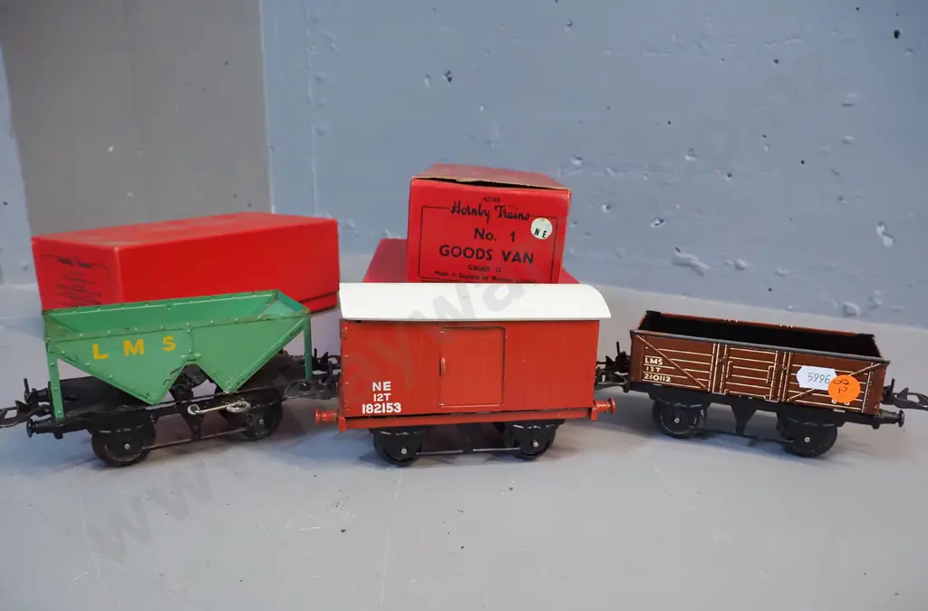 Hornby Gauge O model railway items - wind-up Tank Locomotive Type 101, plus sheet wagon, hopper wagon and No. 1 goods Image 1++