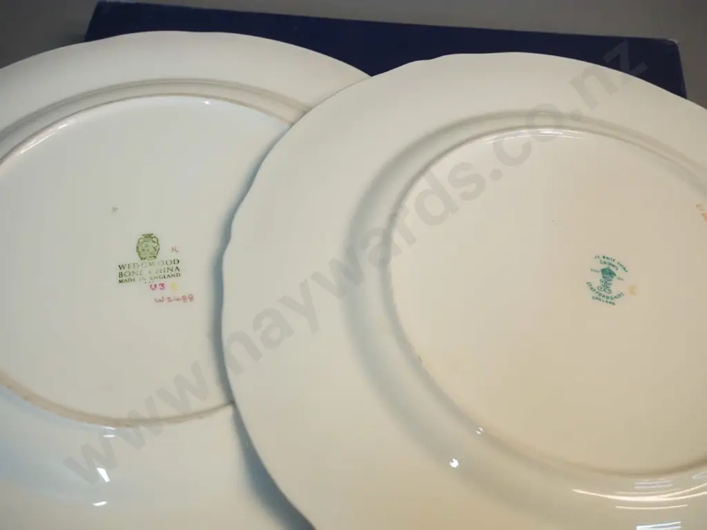 3 English hand-painted cabinet plates - Royal Worcester lily of the valley D-270 with box, Wedgwood (sligh rubbing) and Image 1++