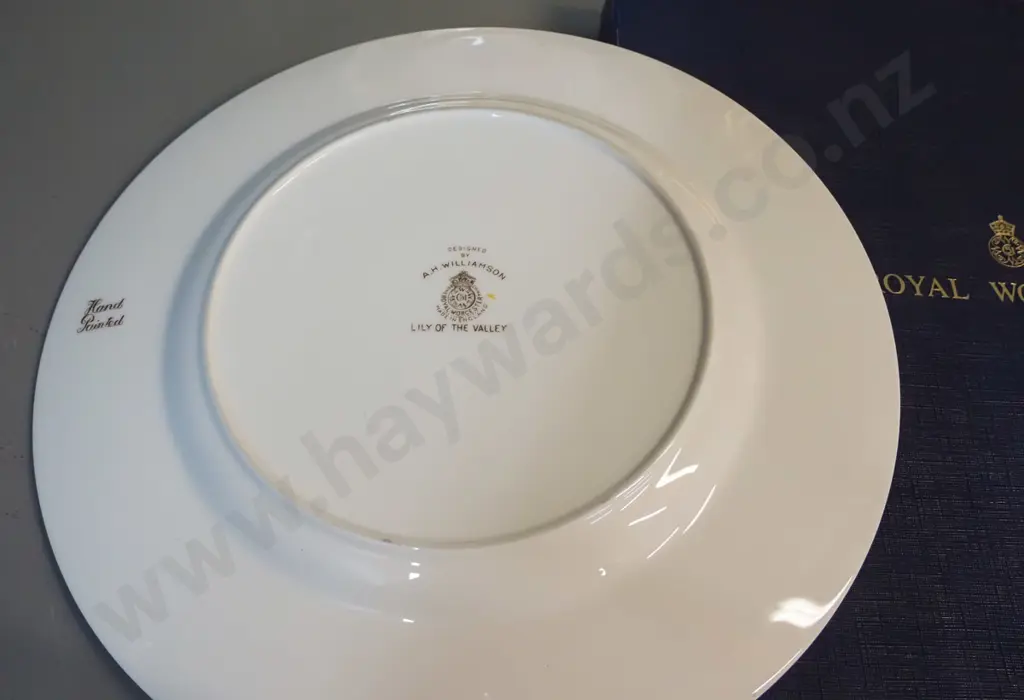 3 English hand-painted cabinet plates - Royal Worcester lily of the valley D-270 with box, Wedgwood (sligh rubbing) and Image 1++
