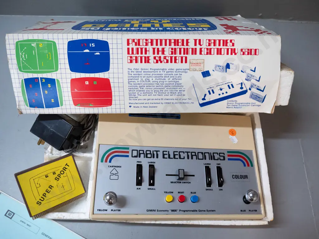 retro Gimini 8600 video game console with one cartridge, power supply and original box - untested Image 1++