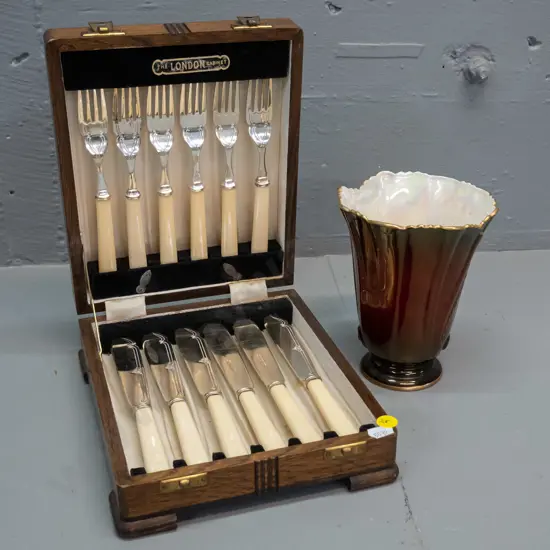 oak-cased set of bone-handled silver plated fish knives and forks and a Carlton Ware Rouge Royale vase H-150 D-120