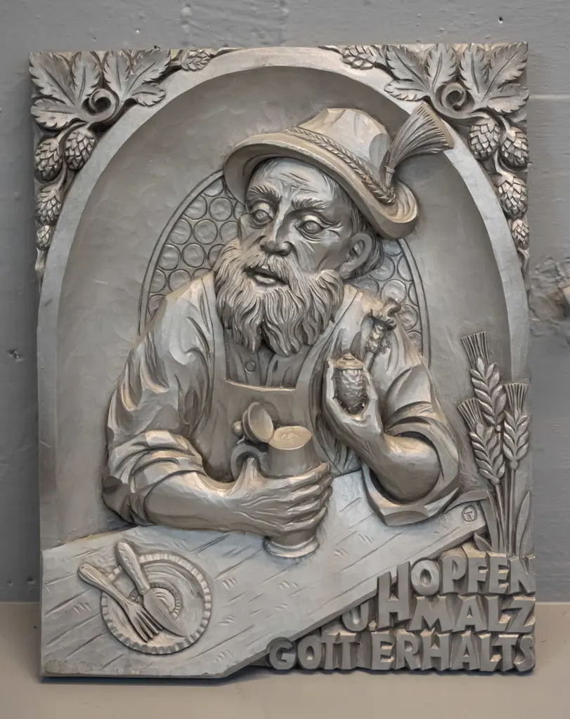 German composite wall plaque with pewter-look finish - beer drinking man and motto H-350 W-270 Image 1++