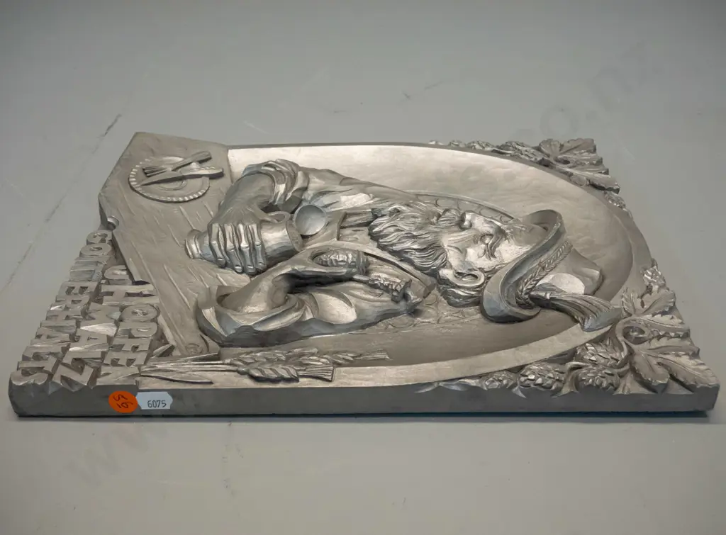 German composite wall plaque with pewter-look finish - beer drinking man and motto H-350 W-270 Image 1++