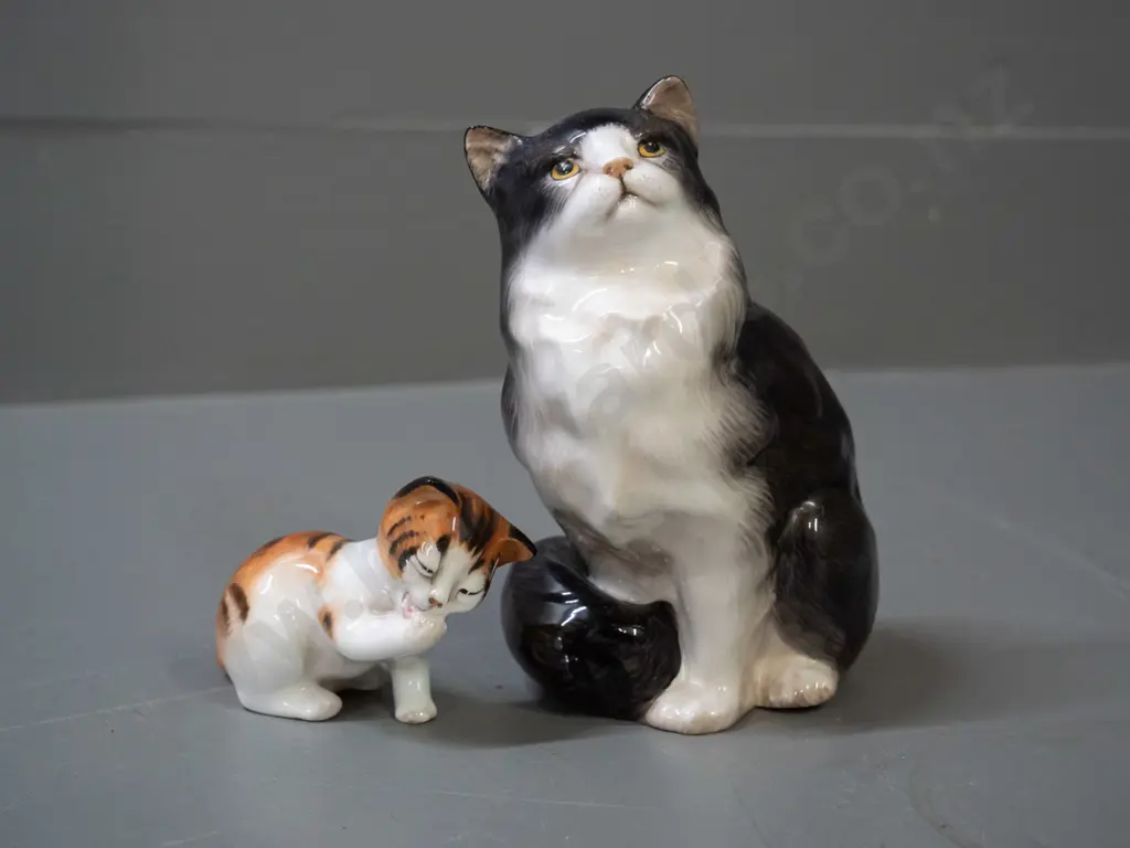 2 small Royal Doulton cat figurines - larger is H-120 Image 1++