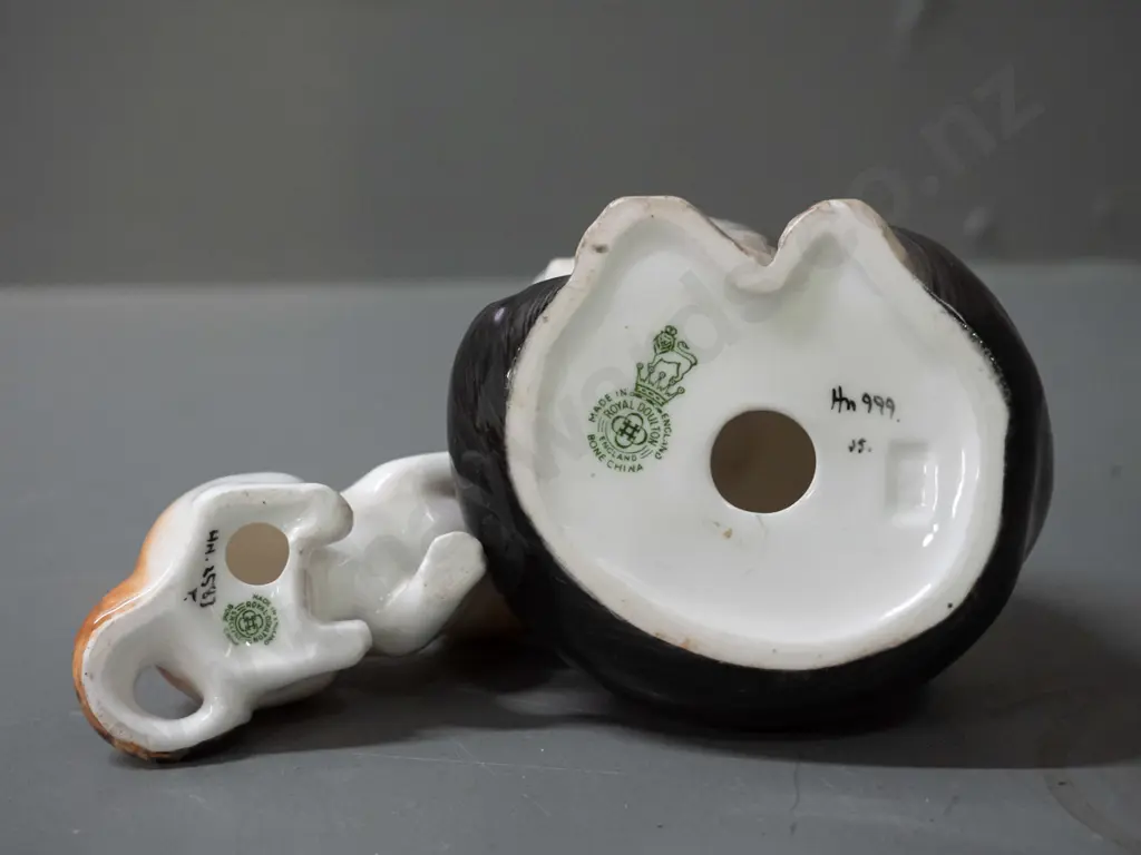2 small Royal Doulton cat figurines - larger is H-120 Image 1++