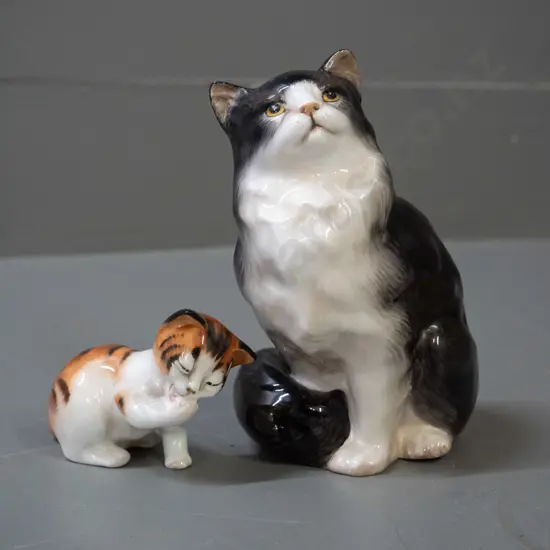 2 small Royal Doulton cat figurines - larger is H-120