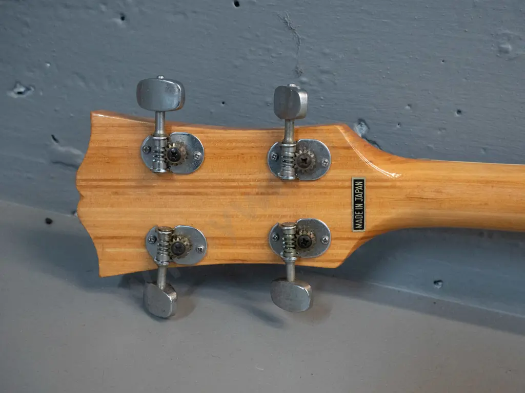Silvertone Japanese banjo - missing one string, some cracks to laquer finish on back L-970 Diameter of body 330 Image 1++