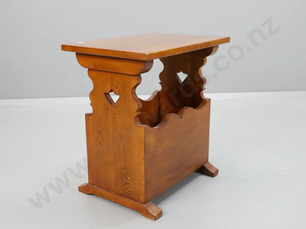 restored oak end table / magazine rack with pierced cutouts on ends H-510 L-480 W-330 Image 1++