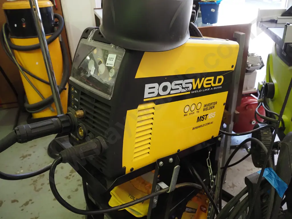 Bosweld inverter welder MST 185 with gloves, mask and other accessories Image 1++