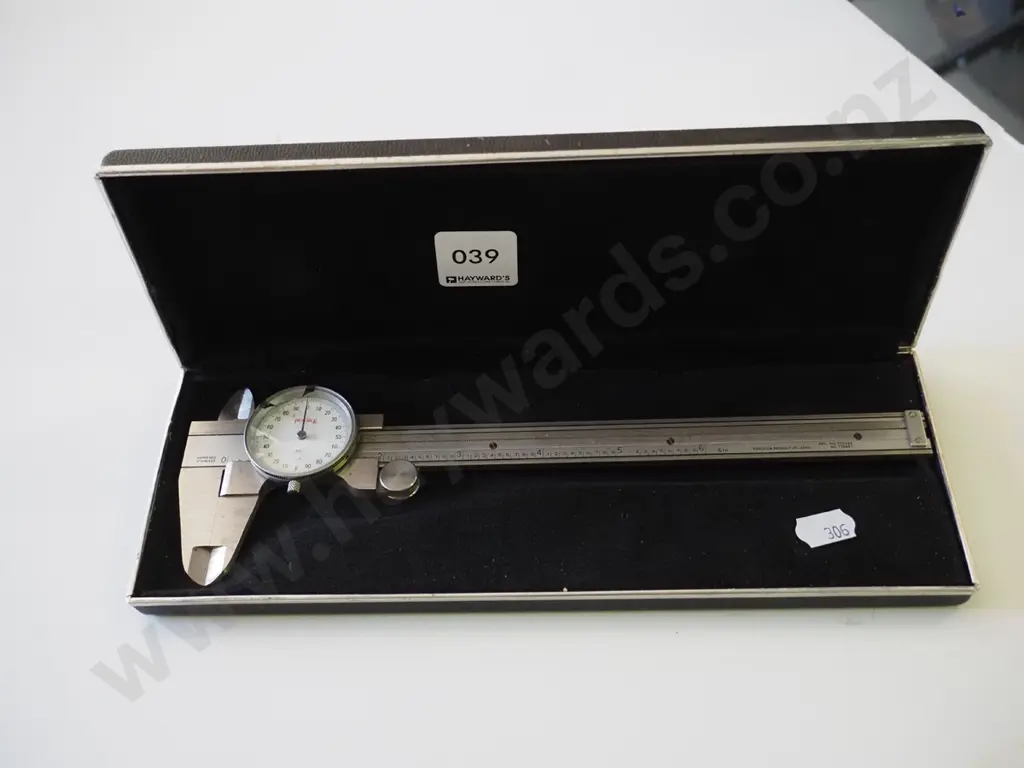 cased dial vernier calipers Image 1++