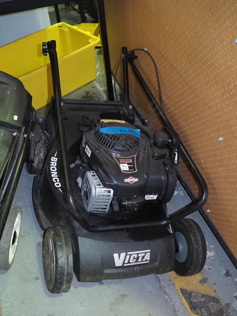 Briggs & Stratton 4 stroke motor mower - no catcher Image 1++