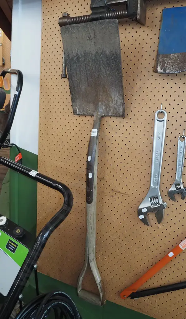 vintage wooden handled spade Image 1++