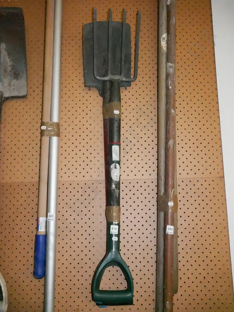 garden tools; spade, fork Image 1++