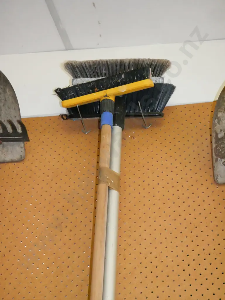 wash brushes, brooms Image 1++