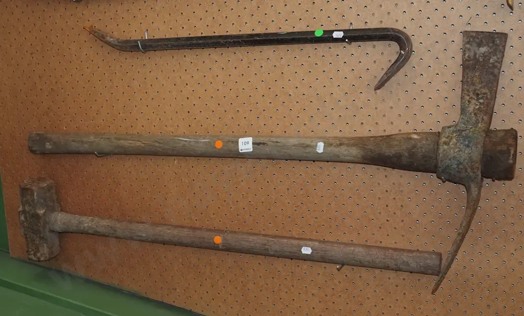 sledge hammer, large mattock Image 1++